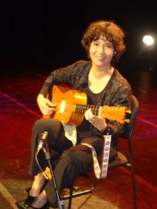 Regina Albanez com a Guitarra Barroca (Foto retirada da página oficial do Movimento Violão no Facebook)